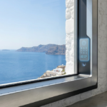 Κουφώματα αλουμινίου ή PVC για παραθαλάσσια σπίτια το 2026